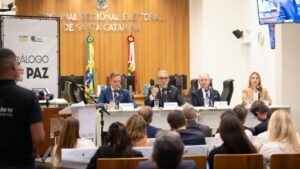 Eleições 2026 em Santa Catarina,TRE-SC Eleições 2026,cenário eleitoral de Santa Catarina,eleitorado catarinense,eleições em Santa Catarina,inteligência artificial nas eleições,desinformação eleitoral,riscos climáticos nas eleições,El Niño e eleições,Tribunal Regional Eleitoral de Santa Catarina,TRE de Santa Catarina,segurança do processo eleitoral,convocação de mesários pelo WhatsApp,mesários Eleições 2026,campanha Diálogo de Paz,violência política nas eleições,assédio eleitoral,número de eleitores em Santa Catarina,crescimento do eleitorado catarinense,transferência de domicílio eleitoral,ordem de votação Eleições 2026,cargos em disputa nas eleições,Justiça Eleitoral em Santa Catarina,eleições e mudanças climáticas,inteligência artificial e democracia