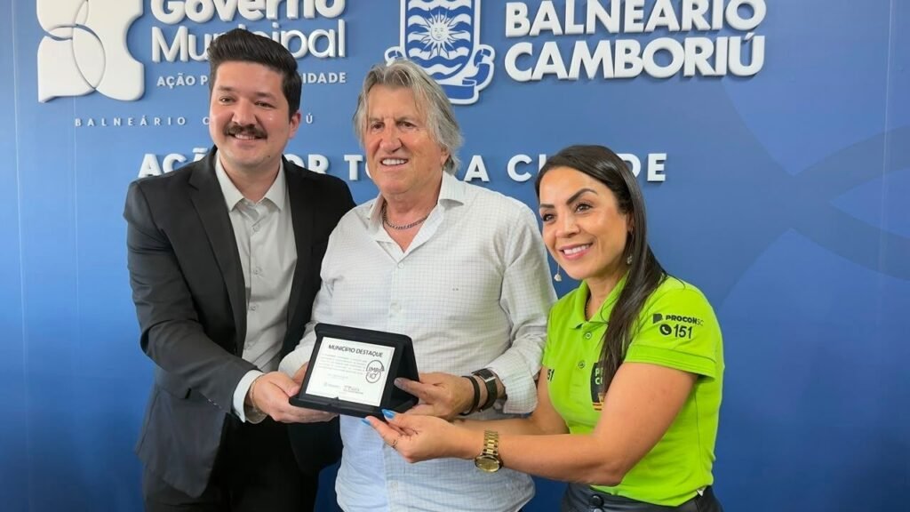 Programa Limpa Fio em Camboriú,Camboriú adere ao Programa Limpa Fio,fiação irregular em Camboriú,cabos irregulares em Camboriú,limpeza de fios em Camboriú,segurança urbana em Camboriú,infraestrutura urbana em Camboriú,Procon de Santa Catarina,Procon SC Programa Limpa Fio,Celesc limpeza de fiação,Anatel fiação irregular,remoção de cabos obsoletos,mutirão de limpeza de fios,organização da fiação urbana,fiação de telecomunicações em Santa Catarina,infraestrutura pública em Camboriú,Cosip Camboriú,segurança para moradores e motoristas,rebaixamento de fiação de comunicação,modernização urbana em Camboriú