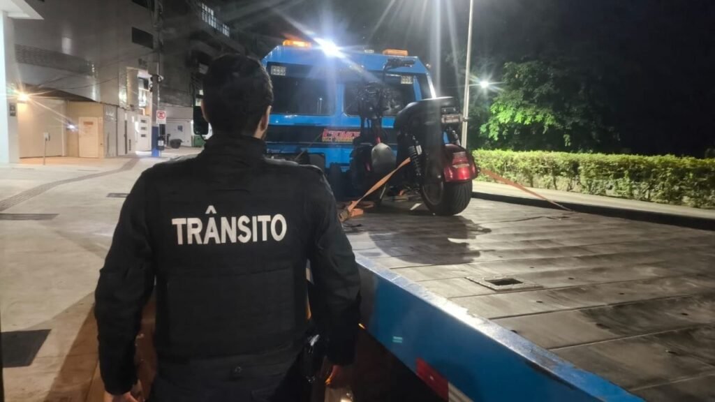 agentes de trânsito em Balneário Camboriú,autopropelidos removidos em Balneário Camboriú,direção agressiva em Balneário Camboriú,fiscalização de trânsito em Balneário Camboriú,autopropelido na contramão,autopropelido em alta velocidade,autopropelido na calçada,remoção de veículos ao pátio,infrações de trânsito em Balneário Camboriú,segurança viária em Balneário Camboriú,BC Trânsito,fiscalização de autopropelidos,condução agressiva,trânsito na Avenida Brasil,trânsito na Avenida Normando Tedesco,denúncias de trânsito pelo telefone 153,fiscalização de veículos autopropelidos,segurança para pedestres,infrações de circulação,trânsito em Santa Catarina