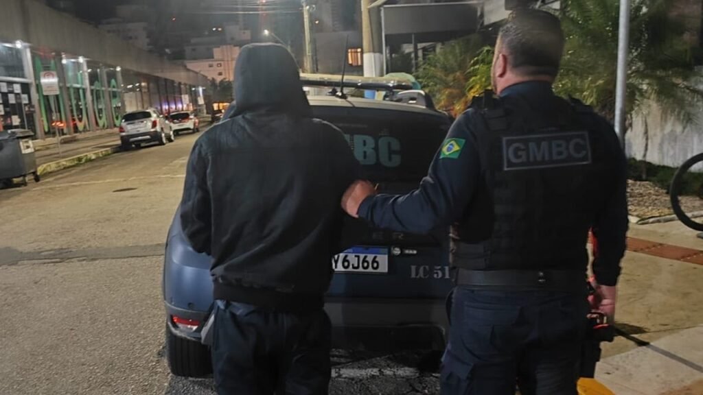 homem preso por furto em Balneário Camboriú,furto em posto de saúde em Balneário Camboriú,Guarda Municipal de Balneário Camboriú,prisão em flagrante por furto,homem flagrado por câmeras de segurança,Central 153 Balneário Camboriú,Central de Operações e Monitoramento 153,furto de ar-condicionado,furto de bebedouro,arrombamento de portas,posto de saúde da Rua 1500,segurança pública em Balneário Camboriú,prisão pela Guarda Municipal,furto em unidade de saúde,homem de 50 anos preso,Central de Plantão Policial,monitoramento por câmeras,ocorrência policial em Balneário Camboriú,furto em Santa Catarina