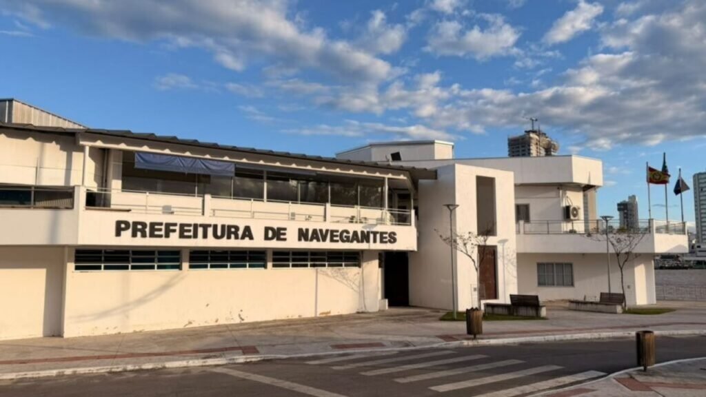 Prefeitura de Navegantes altera horário,horário de funcionamento da Prefeitura de Navegantes,apresentação de Frei Gilson em Navegantes,Frei Gilson em Navegantes,expediente público em Navegantes,órgãos públicos de Navegantes,atendimento das 7h às 13h,Decreto 347/2026,Unidades Básicas de Saúde de Navegantes,Hospital Nossa Senhora dos Navegantes,CIS Navegantes,Farmácia Municipal de Navegantes,mudanças no trânsito em Navegantes,Avenida João Sacavém bloqueada,Avenida Prefeito Cirino Adolfo Cabral interditada,Transporte Dengo Dengo,ônibus em Navegantes,trânsito para apresentação de Frei Gilson,serviços públicos em Santa Catarina