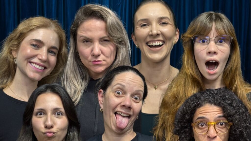 Espetáculo VERSÕES,VERSÕES Balneário Camboriú,Teatro Municipal Bruno Nitz,teatro em Balneário Camboriú,workshop de teatro adulto,Primo Atto Produções,cultura em Balneário Camboriú,artes cênicas Santa Catarina,espetáculo teatral,formação teatral,criação artística,dramaturgia original,teatro Santa Catarina,evento cultural Balneário Camboriú,apresentações culturais,teatro adulto,Monique Neves,Bruna Pierami
