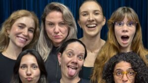 Espetáculo VERSÕES,VERSÕES Balneário Camboriú,Teatro Municipal Bruno Nitz,teatro em Balneário Camboriú,workshop de teatro adulto,Primo Atto Produções,cultura em Balneário Camboriú,artes cênicas Santa Catarina,espetáculo teatral,formação teatral,criação artística,dramaturgia original,teatro Santa Catarina,evento cultural Balneário Camboriú,apresentações culturais,teatro adulto,Monique Neves,Bruna Pierami