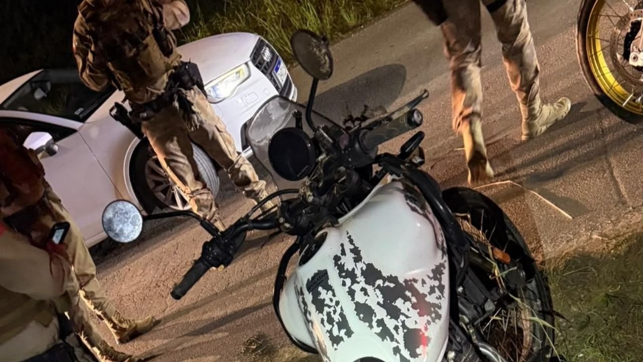Itajaí,Camboriú,confronto policial em Itajaí,Polícia Militar,operação policial,segurança pública,motocicleta furtada,furto de motocicleta,Hospital Marieta Konder Bornhausen,Polícia Científica,Polícia Civil,armas apreendidas,Rio do Meio,divisa entre Itajaí e Camboriú,ocorrência policial,Santa Catarina,investigação policial,Royal Enfield Himalayan