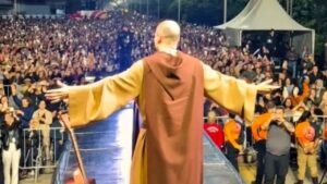 Frei Gilson,Frei Gilson Navegantes,Navegantes,Santa Catarina,evento religioso em Navegantes,Pontal Norte,Santuário Nossa Senhora dos Navegantes,Prefeitura de Navegantes,Aeroporto Internacional de Navegantes,Luciano Hang,Florianópolis,Itajaí,fé,turismo religioso,show de Frei Gilson,louvor católico,neblina em Navegantes,evento católico em Santa Catarina