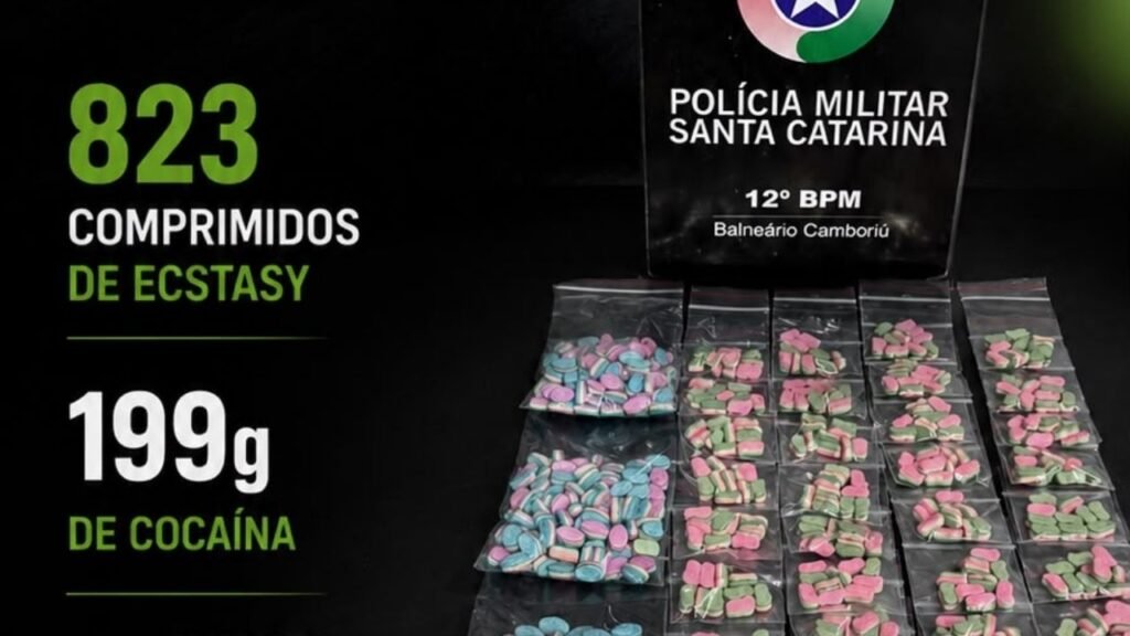 Camboriú,tráfico de drogas em Camboriú,Polícia Militar,prisão por tráfico de drogas,ecstasy,cocaína,drogas apreendidas,Santa Regina Camboriú,Delegacia de Polícia Civil,segurança pública,apreensão de drogas,ecstasy em Camboriú,cocaína em Camboriú,ocorrência policial,Santa Catarina,combate ao tráfico,operação policial