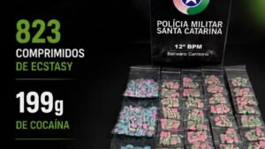 Camboriú,tráfico de drogas em Camboriú,Polícia Militar,prisão por tráfico de drogas,ecstasy,cocaína,drogas apreendidas,Santa Regina Camboriú,Delegacia de Polícia Civil,segurança pública,apreensão de drogas,ecstasy em Camboriú,cocaína em Camboriú,ocorrência policial,Santa Catarina,combate ao tráfico,operação policial