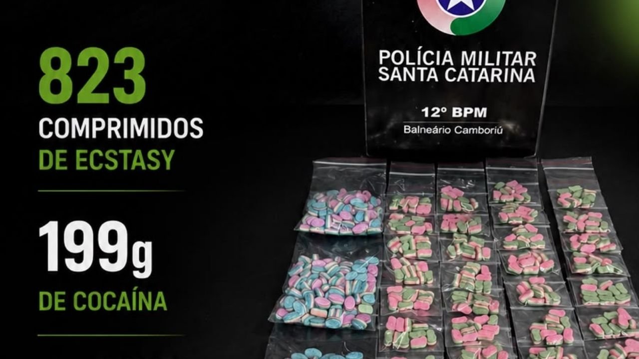 Camboriú,tráfico de drogas em Camboriú,Polícia Militar,prisão por tráfico de drogas,ecstasy,cocaína,drogas apreendidas,Santa Regina Camboriú,Delegacia de Polícia Civil,segurança pública,apreensão de drogas,ecstasy em Camboriú,cocaína em Camboriú,ocorrência policial,Santa Catarina,combate ao tráfico,operação policial