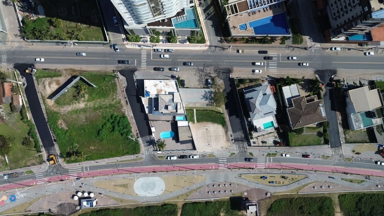 Balneário Piçarras,Itacolomi,pavimentação em Balneário Piçarras,obras de infraestrutura,descidas de praia Itacolomi,pavimentação asfáltica,drenagem pluvial,passeios públicos,calçadas,sinalização viária,mobilidade urbana,acessibilidade,investimento em infraestrutura,orla norte de Balneário Piçarras,Construtora Schroeder e Schmidt,obras em Santa Catarina,melhoria viária,acesso à praia