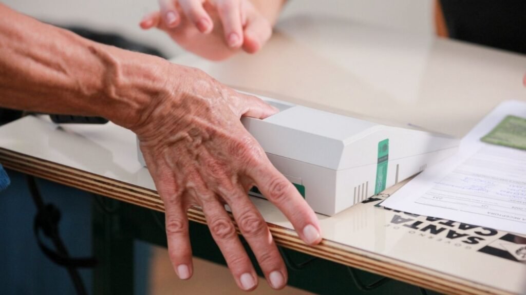 eleitorado de Santa Catarina,eleições 2026,comparecimento às urnas,TRE-SC,Justiça Eleitoral,perfil do eleitorado catarinense,participação eleitoral,abstenção em Santa Catarina,voto facultativo,voto obrigatório,eleitores catarinenses,eleições gerais,democracia,jovens eleitores,idosos eleitores