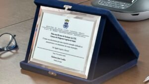 CDL Itajaí 60 anos,Câmara de Dirigentes Lojistas Itajaí,homenagem CDL Itajaí,comércio varejista Itajaí,Município de Itajaí CDL,entidade lojista Itajaí,aniversário CDL Itajaí,comércio Itajaí Santa Catarina,associados CDL Itajaí,empreendedorismo Itajaí,prestadores de serviços Itajaí,economia Itajaí,placa comemorativa CDL,setor comercial Itajaí,dirigentes lojistas Santa Catarina
