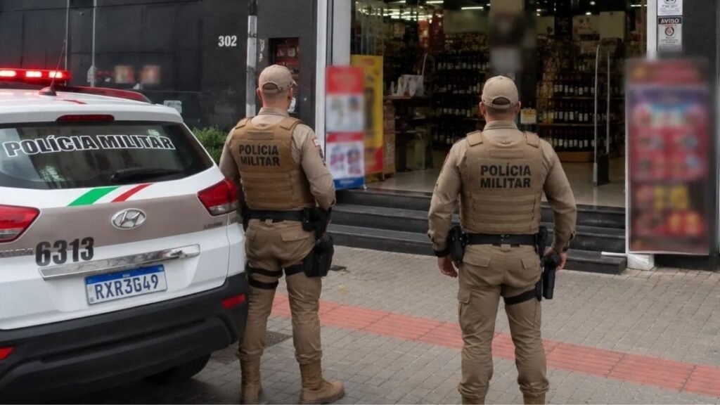 roubo em Camboriú,roubo a estabelecimento comercial,Polícia Militar Camboriú,Centro de Camboriú,videomonitoramento,assalto em Camboriú,crime em Camboriú,segurança pública em Santa Catarina,motocicleta utilizada em roubo,celulares Samsung A07 roubados,boletim de ocorrência,buscas por suspeitos,roubo no comércio,ocorrência policial Camboriú,notícia policial Santa Catarina