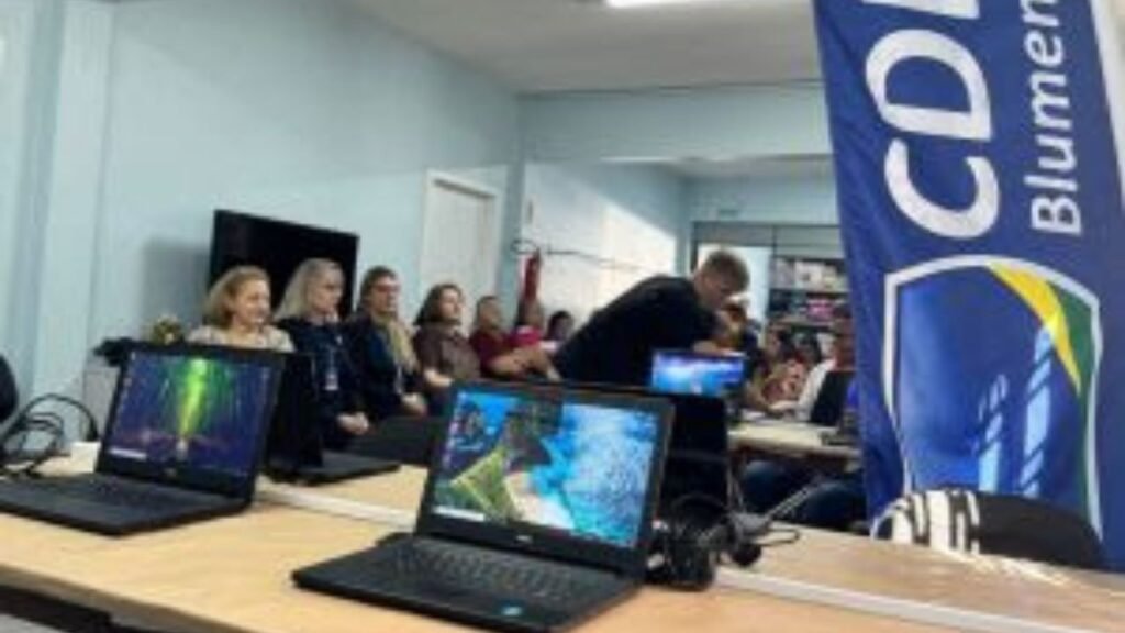 CDL Blumenau,Câmara de Dirigentes Lojistas Blumenau,Tec+ Soluções Inteligentes,Abludef,doação de notebooks Blumenau,Associação Blumenauense de Deficientes Físicos,inclusão digital Blumenau,ação social Blumenau,60 anos CDL Blumenau,acesso à tecnologia pessoas com deficiência,responsabilidade social empresarial,doação de computadores Santa Catarina,inclusão de pessoas com deficiência,tecnologia e inclusão Blumenau,assistência social Blumenau