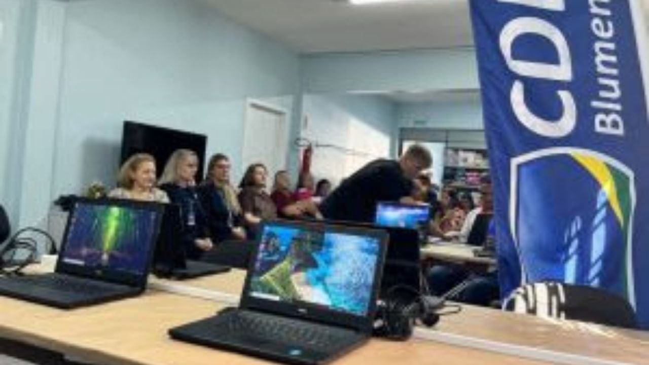 CDL Blumenau,Câmara de Dirigentes Lojistas Blumenau,Tec+ Soluções Inteligentes,Abludef,doação de notebooks Blumenau,Associação Blumenauense de Deficientes Físicos,inclusão digital Blumenau,ação social Blumenau,60 anos CDL Blumenau,acesso à tecnologia pessoas com deficiência,responsabilidade social empresarial,doação de computadores Santa Catarina,inclusão de pessoas com deficiência,tecnologia e inclusão Blumenau,assistência social Blumenau