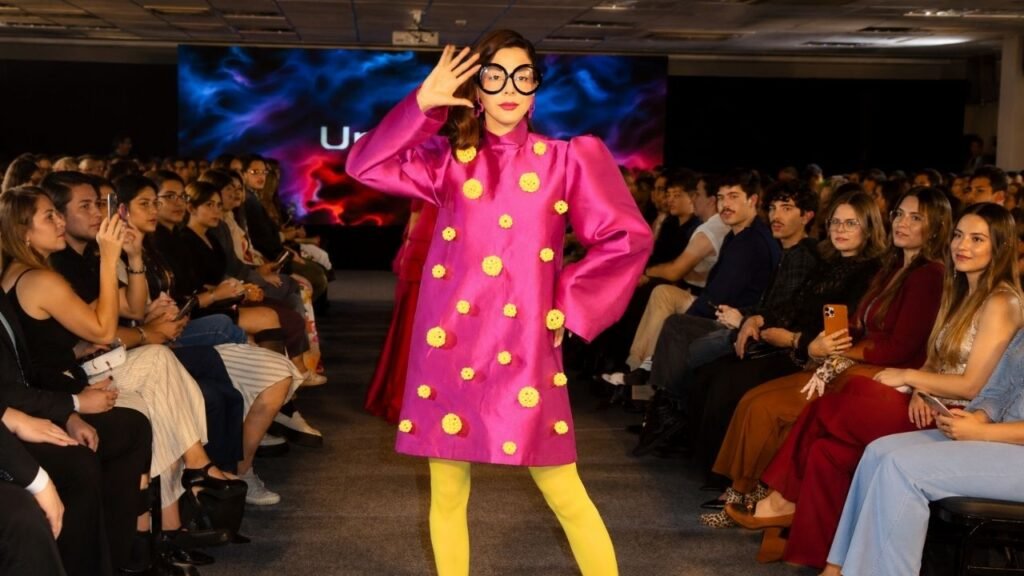 Santa Catarina Fashion Week,SCFW,moda em Santa Catarina,semana de moda Florianópolis,evento de moda catarinense,indústria têxtil Santa Catarina,desfiles Florianópolis 2026,polo têxtil Santa Catarina,moda brasileira,Aeroporto Internacional de Florianópolis,marcas de moda catarinenses,LATAMFW Brasil,KyAnn Kartz,indústria criativa Santa Catarina,semana de moda 2026,SCFW Revela