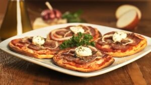 Dia da Pizza,receitas de pizza,pizza caseira,pizza fácil,pizza criativa,receita de minipizza,pizza de calabresa,pizza de frango barbecue,pizza divertida,gastronomia,culinária italiana,receitas para o Dia da Pizza,Sadia,Perdigão,Qualy,receitas para família,receitas para amigos,como fazer pizza em casa,massa de pizza caseira,receitas práticas