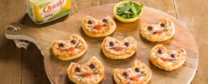 Dia da Pizza,receitas de pizza,pizza caseira,pizza fácil,pizza criativa,receita de minipizza,pizza de calabresa,pizza de frango barbecue,pizza divertida,gastronomia,culinária italiana,receitas para o Dia da Pizza,Sadia,Perdigão,Qualy,receitas para família,receitas para amigos,como fazer pizza em casa,massa de pizza caseira,receitas práticas