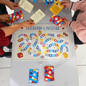 ADI Itapema,jogo de tabuleiro sobre inclusão,jogo Trilhando a Inclusão,combate ao capacitismo nas escolas,inclusão nas escolas de Itapema,educação inclusiva em Itapema,acessibilidade para pessoas com deficiência,direitos das pessoas com deficiência,projeto Adicionando Caminhos,inclusão pela educação,Associação das Pessoas com Deficiência para Inclusão,jogo educativo sobre capacitismo,oficinas de inclusão em escolas,educação e diversidade,cidadania e inclusão,inclusão na rede pública de ensino,atividades educativas sobre acessibilidade,combate à discriminação nas escolas,inclusão social em Itapema,projeto de inclusão em Santa Catarina