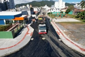 Camboriú,Prefeitura de Camboriú,mobilidade urbana em Camboriú,infraestrutura urbana,obras em Camboriú,novo binário Rua Siqueira Campos,Programa de Requalificação de Vias e Passeios,acessibilidade,segurança viária,pavimentação asfáltica,drenagem pluvial,ciclofaixa,Santa Regina,Várzea do Ranchinho,planejamento urbano,investimentos em infraestrutura,trânsito em Camboriú,calçadas acessíveis,desenvolvimento urbano,obras públicas em Santa Catarina