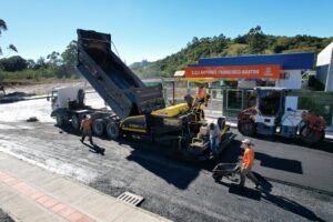 Camboriú,Prefeitura de Camboriú,mobilidade urbana em Camboriú,infraestrutura urbana,obras em Camboriú,novo binário Rua Siqueira Campos,Programa de Requalificação de Vias e Passeios,acessibilidade,segurança viária,pavimentação asfáltica,drenagem pluvial,ciclofaixa,Santa Regina,Várzea do Ranchinho,planejamento urbano,investimentos em infraestrutura,trânsito em Camboriú,calçadas acessíveis,desenvolvimento urbano,obras públicas em Santa Catarina