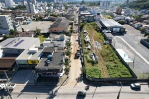 Camboriú,Prefeitura de Camboriú,mobilidade urbana em Camboriú,infraestrutura urbana,obras em Camboriú,novo binário Rua Siqueira Campos,Programa de Requalificação de Vias e Passeios,acessibilidade,segurança viária,pavimentação asfáltica,drenagem pluvial,ciclofaixa,Santa Regina,Várzea do Ranchinho,planejamento urbano,investimentos em infraestrutura,trânsito em Camboriú,calçadas acessíveis,desenvolvimento urbano,obras públicas em Santa Catarina