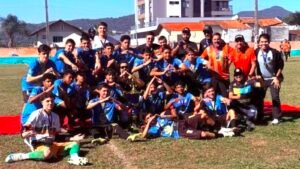 Camboriú futebol de base,Campeonato Sul-Americano de Futebol de Base,Fundação Municipal de Esportes Camboriú,FME Camboriú,títulos futebol de base Santa Catarina,esporte em Camboriú,futebol de base Santa Catarina,ADAC Recriarte,campeonato sul-americano Santa Catarina,atletas de base Camboriú,Chitão Waldrich,futebol de campo de base,competição futebol Balneário Camboriú,esporte de base catarinense,títulos Camboriú Sub-12 Sub-14 Sub-16 Sub-18