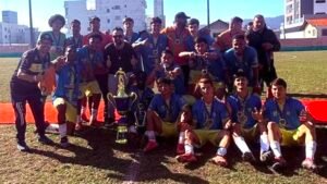 Camboriú futebol de base,Campeonato Sul-Americano de Futebol de Base,Fundação Municipal de Esportes Camboriú,FME Camboriú,títulos futebol de base Santa Catarina,esporte em Camboriú,futebol de base Santa Catarina,ADAC Recriarte,campeonato sul-americano Santa Catarina,atletas de base Camboriú,Chitão Waldrich,futebol de campo de base,competição futebol Balneário Camboriú,esporte de base catarinense,títulos Camboriú Sub-12 Sub-14 Sub-16 Sub-18