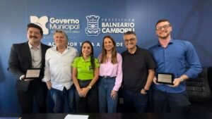 Programa Limpa Fio em Camboriú,Camboriú adere ao Programa Limpa Fio,fiação irregular em Camboriú,cabos irregulares em Camboriú,limpeza de fios em Camboriú,segurança urbana em Camboriú,infraestrutura urbana em Camboriú,Procon de Santa Catarina,Procon SC Programa Limpa Fio,Celesc limpeza de fiação,Anatel fiação irregular,remoção de cabos obsoletos,mutirão de limpeza de fios,organização da fiação urbana,fiação de telecomunicações em Santa Catarina,infraestrutura pública em Camboriú,Cosip Camboriú,segurança para moradores e motoristas,rebaixamento de fiação de comunicação,modernização urbana em Camboriú