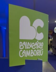 marca turística Balneário Camboriú,nova marca turística Balneário Camboriú,A cidade que acontece,turismo Balneário Camboriú,turismo Santa Catarina,Prefeitura de Balneário Camboriú,marca de destino turístico,Sebrae Santa Catarina,Programa Cidade Empreendedora,Agência Tempo Brasil,marketing turístico Balneário Camboriú,destino turístico Santa Catarina,Juliana Pavan prefeita,Secretaria de Turismo Balneário Camboriú,promoção turística,economia do turismo,identidade visual turística,62 anos Balneário Camboriú