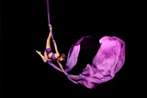 Festival Garten de Dança terá apresentações de danças aéreas e vivências gratuitas com tecidos acrobáticos