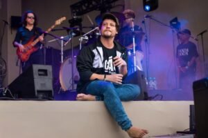 Turnê “Let It Burn – Deixa Arder” com Chico Chico chega a Blumenau em setembro