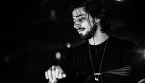 Sábado no 300 Sky Bar: Dorsa conduz a trilha sonora de uma noite acima de São Paulo