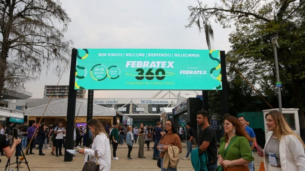 Febratex 2026,Febratex Blumenau,Febratex 2026 Blumenau,ocupação hoteleira em Blumenau,hotelaria em Blumenau,feira têxtil em Blumenau,indústria têxtil em Santa Catarina,economia de Blumenau,turismo de negócios em Blumenau,Febratex Group,maior edição da Febratex,80 mil visitantes Febratex,95% de ocupação hoteleira,Parque Vila Germânica,Ginásio Galegão,eventos em Blumenau,feira da indústria têxtil,negócios da indústria têxtil,desenvolvimento da indústria têxtil