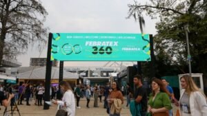 Febratex 2026,Febratex Blumenau,Febratex 2026 Blumenau,ocupação hoteleira em Blumenau,hotelaria em Blumenau,feira têxtil em Blumenau,indústria têxtil em Santa Catarina,economia de Blumenau,turismo de negócios em Blumenau,Febratex Group,maior edição da Febratex,80 mil visitantes Febratex,95% de ocupação hoteleira,Parque Vila Germânica,Ginásio Galegão,eventos em Blumenau,feira da indústria têxtil,negócios da indústria têxtil,desenvolvimento da indústria têxtil