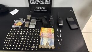 tráfico de drogas Camboriú,Polícia Militar prisão Camboriú,12º Batalhão de Polícia Militar,apreensão de drogas Santa Catarina,prisão por tráfico Monte Alegre,receptação dolosa Camboriú,simulacro de arma de fogo,bicicleta furtada Balneário Camboriú,crack maconha cocaína apreensão,segurança pública Camboriú,Delegacia de Polícia Civil Camboriú,operação policial Santa Catarina,tráfico de drogas litoral catarinense,prisão em flagrante Camboriú,ocorrência policial Camboriú