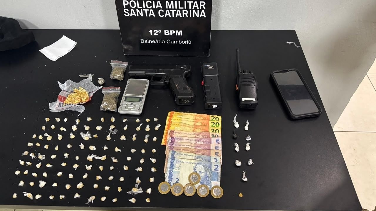 tráfico de drogas Camboriú,Polícia Militar prisão Camboriú,12º Batalhão de Polícia Militar,apreensão de drogas Santa Catarina,prisão por tráfico Monte Alegre,receptação dolosa Camboriú,simulacro de arma de fogo,bicicleta furtada Balneário Camboriú,crack maconha cocaína apreensão,segurança pública Camboriú,Delegacia de Polícia Civil Camboriú,operação policial Santa Catarina,tráfico de drogas litoral catarinense,prisão em flagrante Camboriú,ocorrência policial Camboriú