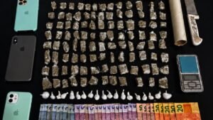 tráfico de drogas Camboriú,associação para o tráfico Camboriú,prisão adolescentes tráfico,corrupção de menores Camboriú,Polícia Militar operação Camboriú,apreensão de drogas Conde Vila Verde,maconha e cocaína apreendidas,balança de precisão tráfico,monitoramento policial Camboriú,Delegacia de Polícia Camboriú,ponto de venda de drogas Camboriú,adolescentes envolvidos em tráfico,segurança pública Santa Catarina,ocorrência policial bairro Conde Vila Verde,prisão em flagrante tráfico de drogas