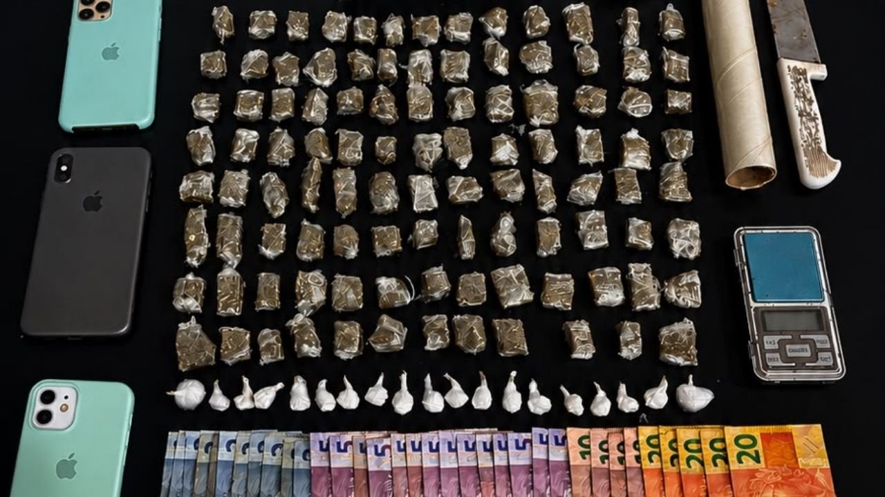 tráfico de drogas Camboriú,associação para o tráfico Camboriú,prisão adolescentes tráfico,corrupção de menores Camboriú,Polícia Militar operação Camboriú,apreensão de drogas Conde Vila Verde,maconha e cocaína apreendidas,balança de precisão tráfico,monitoramento policial Camboriú,Delegacia de Polícia Camboriú,ponto de venda de drogas Camboriú,adolescentes envolvidos em tráfico,segurança pública Santa Catarina,ocorrência policial bairro Conde Vila Verde,prisão em flagrante tráfico de drogas