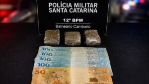 adolescente apreendido tráfico Camboriú,ato infracional análogo ao tráfico,Polícia Militar barreira policial,apreensão de maconha Camboriú,bairro Monte Alegre Camboriú,motocicleta sem habilitação apreendida,Delegacia de Polícia Camboriú,segurança pública Santa Catarina,tabletes de maconha apreendidos,ocorrência policial Monte Alegre,apreensão de menor por tráfico,ato infracional adolescente Santa Catarina,barreira policial Camboriú,pátio conveniado Camboriú,tráfico de drogas litoral catarinense