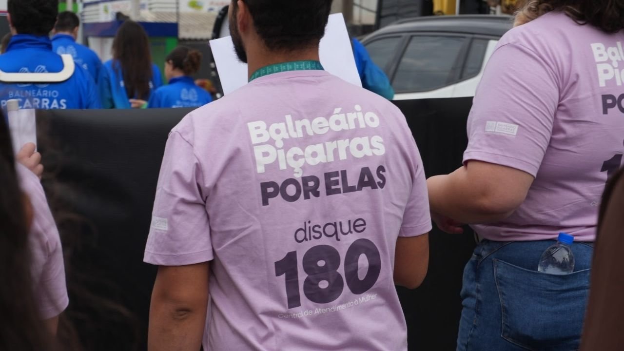 Caminhada Agosto Lilás Balneário Piçarras,campanha contra violência à mulher,rede de proteção à mulher,Ônibus Lilás Balneário Piçarras,Rede Catarina de Proteção à Mulher,Associação Caminhar Juntos,Ligue 180 denúncia,serviços gratuitos mulheres Balneário Piçarras,Agosto Lilás Santa Catarina,conscientização violência doméstica,Maria Juraci Alexandrino secretária,Secretaria de Assistência Social Piçarras,mobilização social mulheres,campanha digital conscientização agosto,direitos das mulheres Santa Catarina