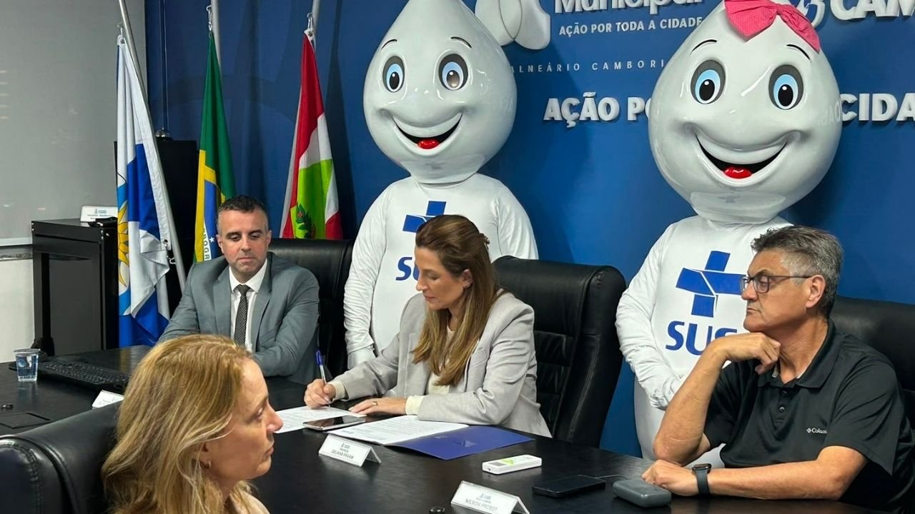 gratificação vacinadoras Balneário Camboriú,Lei Complementar 133/2026,vacinadoras Secretaria de Saúde,valorização profissionais de saúde,técnicos de enfermagem vacinador,curso de vacinador Ministério da Saúde,gratificação Unidade Fiscal do Município,vagas vacinadoras BC,Sisembc gratificação,saúde pública Balneário Camboriú,Juliana Pavan sanção lei,reconhecimento categoria vacinadoras,remuneração vacinador SC,ampliação quadro vacinadoras,política de valorização saúde municipal,vacinação prevenção saúde pública