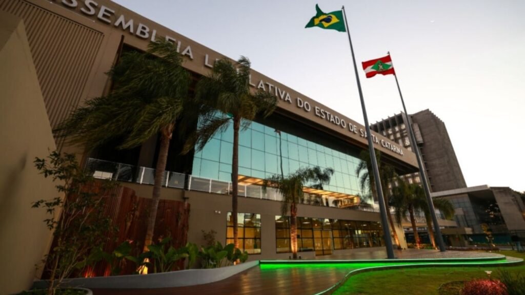 Assembleia Legislativa de Santa Catarina,Alesc agosto 2026,retomada das atividades legislativas,sessão plenária Alesc,Comissão de Constituição e Justiça,Comissão de Esportes e Lazer,Comissão de Saúde,Comissão de Finanças e Tributação,audiência pública agências bancárias,fechamento de agências bancárias SC,vigilância sanitária Santa Catarina,recesso parlamentar Alesc,comissões permanentes Alesc,pauta legislativa semana,debate vigilância sanitária,agenda Alesc terça quarta quinta