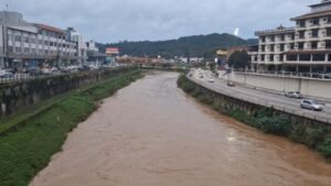 Defesa Civil de Brusque,Defesa Civil de Santa Catarina,temporais em Brusque,chuva intensa em Brusque,rajadas de vento Brusque,Vale do Itajaí,previsão do tempo Brusque,alerta meteorológico Santa Catarina,frente fria Santa Catarina,ciclone extratropical,chuva volumosa,risco de temporais,ventos fortes,Brusque Santa Catarina,temporais no Vale do Itajaí