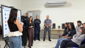 violência contra a mulher Itajaí,sinais de violência contra a mulher,relacionamento abusivo,Agosto Lilás Itajaí,campanha Itajaí por Elas,violência psicológica,controle excessivo relacionamento,ciúmes abusivos,manipulação emocional,Guarda Municipal de Itajaí,Secretaria Municipal de Segurança Pública,DPCAMI Itajaí,canais de atendimento violência,prevenção da violência contra a mulher,escolas municipais Itajaí,conscientização sobre violência