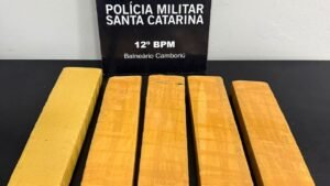 Polícia Militar Balneário Camboriú,apreensão de maconha Balneário Camboriú,tráfico de drogas Balneário Camboriú,12º BPM Balneário Camboriú,maconha apreendida Santa Catarina,prisão por tráfico de drogas,operação policial Balneário Camboriú,bairro Municípios Balneário Camboriú,ocorrência policial Balneário Camboriú,drogas apreendidas Santa Catarina,flagrante de tráfico,Polícia Civil Santa Catarina,segurança pública Santa Catarina,patrulhamento policial Balneário Camboriú,apreensão de drogas no litoral catarinense