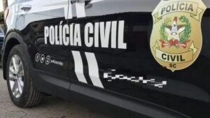 jovem encontrado morto em cela,Rio do Sul,Ituporanga,Polícia Civil de Santa Catarina,investigação de morte em cela,Central de Plantão Policial de Rio do Sul,Polícia Científica,morte sob custódia,Alto Vale do Itajaí,suspeita de roubo Ituporanga,procedimento investigativo,perícia policial,laudo pericial,segurança pública Santa Catarina,ocorrência policial Rio do Sul