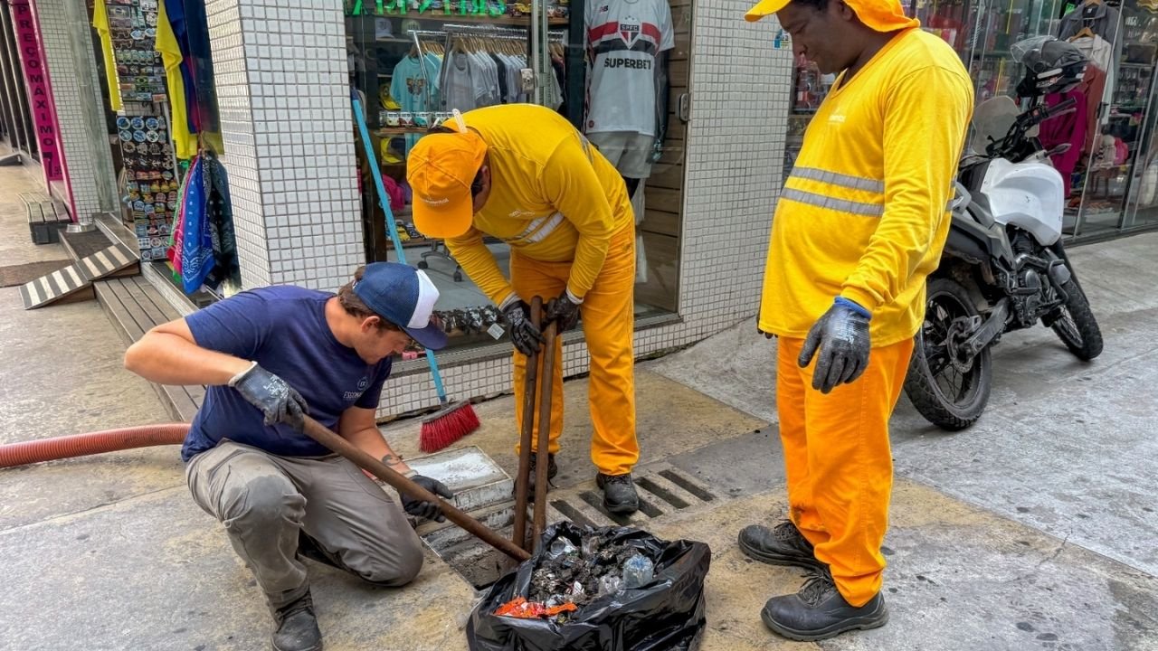 Defesa Civil Balneário Camboriú,descarte correto de lixo Balneário Camboriú,alagamentos Balneário Camboriú,enchentes Balneário Camboriú,sistema de drenagem urbana,limpeza de bocas de lobo Balneário Camboriú,Secretaria de Obras Balneário Camboriú,coleta de materiais volumosos,PEV Balneário Camboriú,ecopontos Balneário Camboriú,prevenção de enchentes,resíduos da construção civil,descarte irregular de lixo,infraestrutura urbana Balneário Camboriú,saúde pública Balneário Camboriú