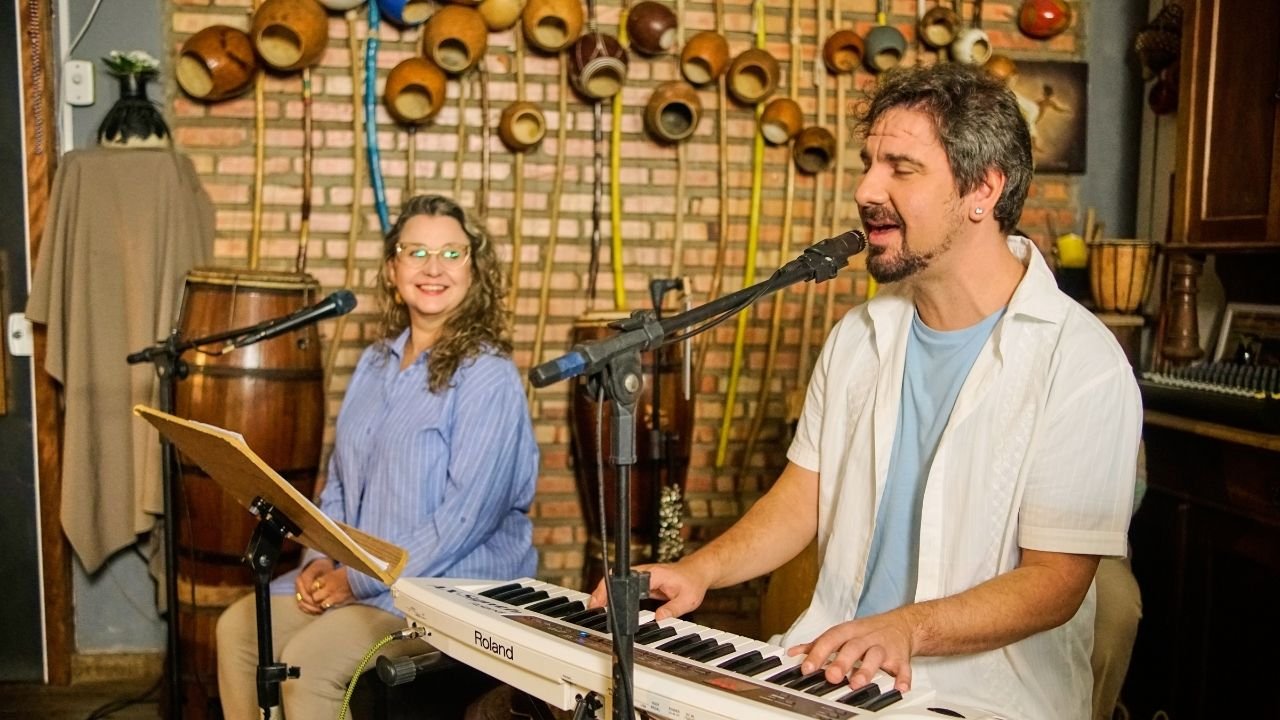 turnê Entrelaços,Cassiani Tasca cantora,Bernardo Flesch pianista,música autoral Santa Catarina,show Florianópolis agosto,show Balneário Camboriú música,agenda cultural Joinville,evento musical Blumenau,cena musical independente catarinense,música popular brasileira Santa Catarina,turnê internacional música brasileira,UDESC música,composições inéditas show,Museu da UDESC evento,Sebo Livraria Joinville show,Rocinante Sebo Blumenau,agenda shows Santa Catarina agosto 2026,música e poesia show