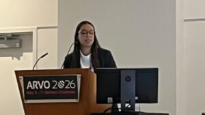 terapia gênica ocular,doenças hereditárias da retina,pesquisadora brasileira,Carolline Rodrigues Menezes,edição genômica,medicina translacional,terapia gênica Estados Unidos,pesquisa científica Brasil,Universidade Federal de São João del-Rei,Beckman Foundation bolsa,University of California pesquisa,AAAS reconhecimento científico,congresso científico Polônia,congresso científico Estados Unidos,modelos animais humanizados,inovação em saúde ocular,medicina de precisão retina,ciência brasileira no exterior,tratamento para doenças oculares hereditárias