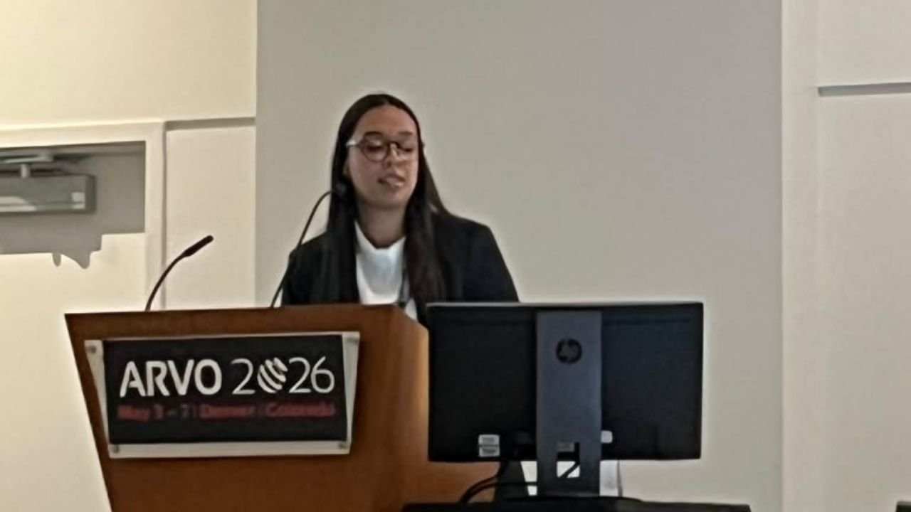 terapia gênica ocular,doenças hereditárias da retina,pesquisadora brasileira,Carolline Rodrigues Menezes,edição genômica,medicina translacional,terapia gênica Estados Unidos,pesquisa científica Brasil,Universidade Federal de São João del-Rei,Beckman Foundation bolsa,University of California pesquisa,AAAS reconhecimento científico,congresso científico Polônia,congresso científico Estados Unidos,modelos animais humanizados,inovação em saúde ocular,medicina de precisão retina,ciência brasileira no exterior,tratamento para doenças oculares hereditárias